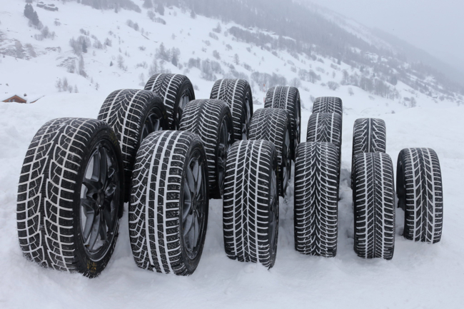Test dei pneumatici invernali 2025: oltre il 30% sconsigliato dal TCS